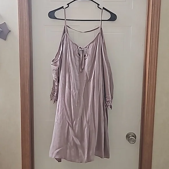 DRESS - Picture 1 of 4